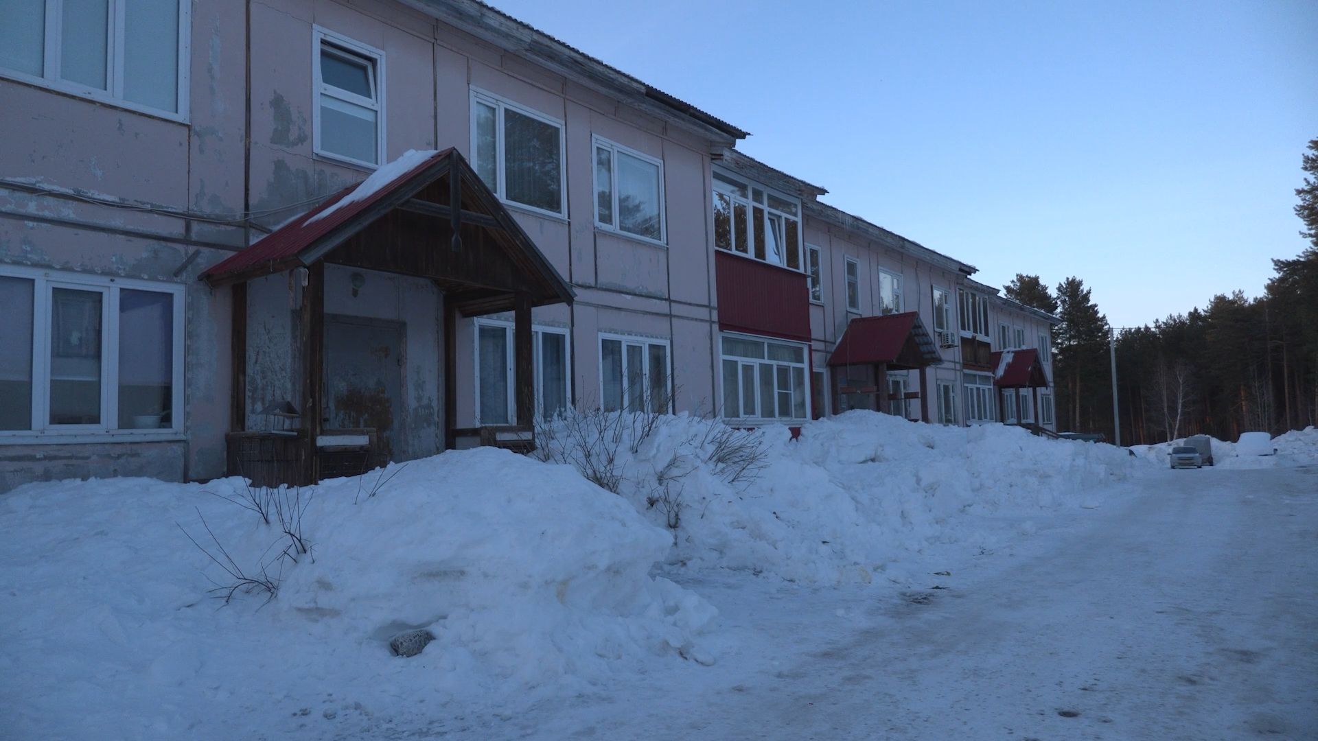 В Барсово сошедший с крыши снег разбил стекло в квартире