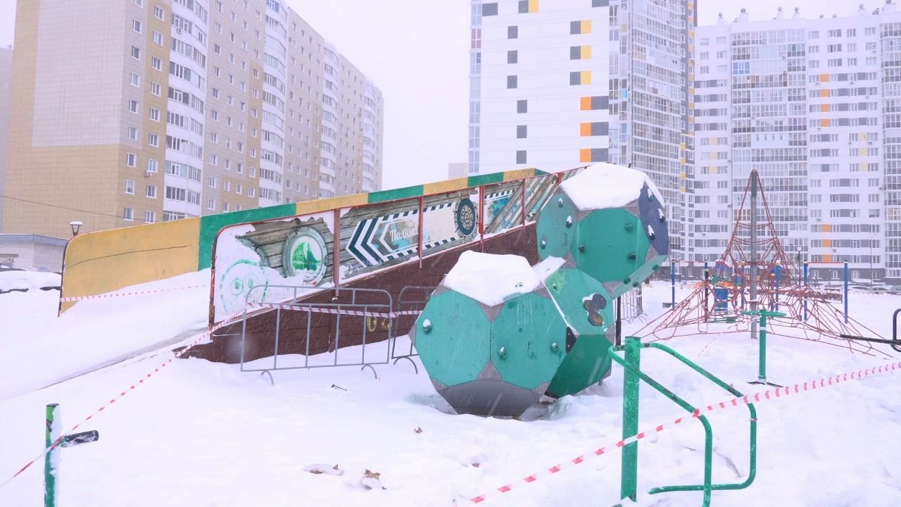 В Сургуте демонтировали опасную детскую площадку