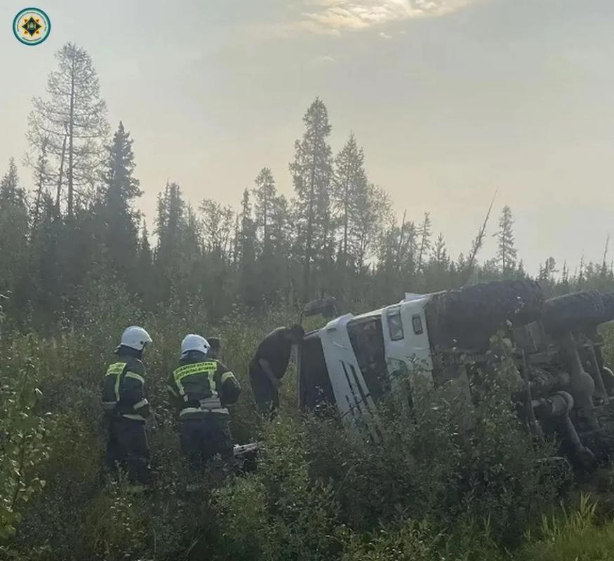 На трассе в Югре опрокинулся автокран
